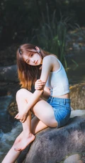 山间溪流里的美丽身影，紧身热裤女生唯美森系写真摄影图片