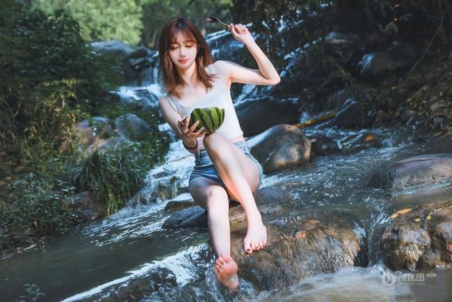 山间溪流里的美丽身影，紧身热裤女生唯美森系写真摄影图片
