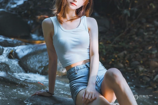 山间溪流里的美丽身影，紧身热裤女生唯美森系写真摄影图片