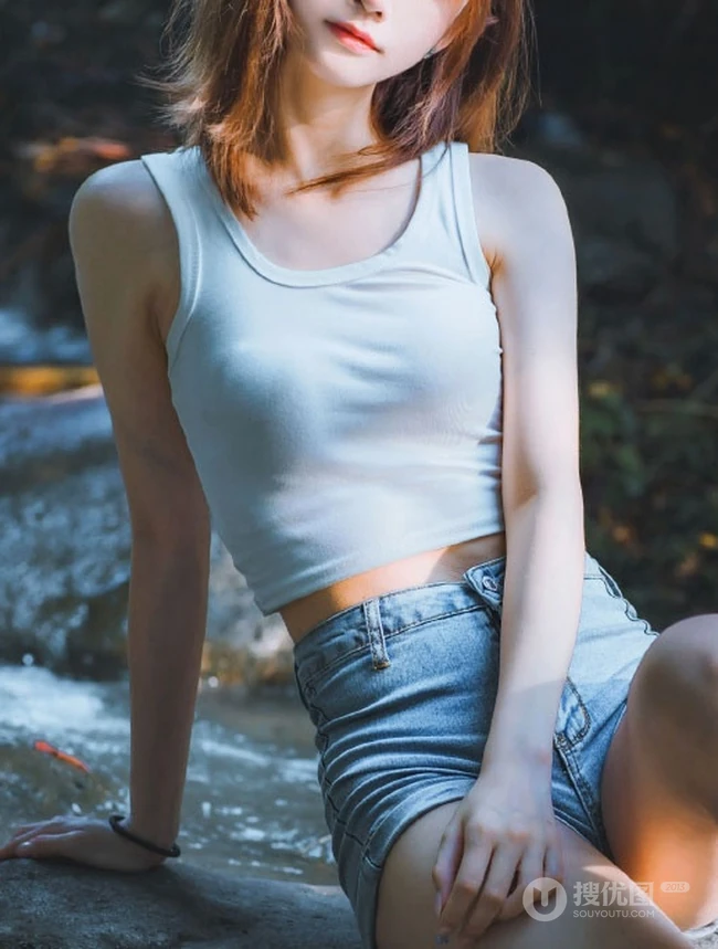 山间溪流里的美丽身影，紧身热裤女生唯美森系写真摄影图片
