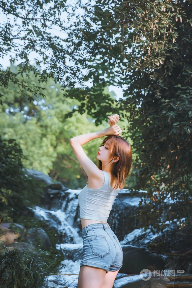 山间溪流里的美丽身影，紧身热裤女生唯美森系写真摄影图片