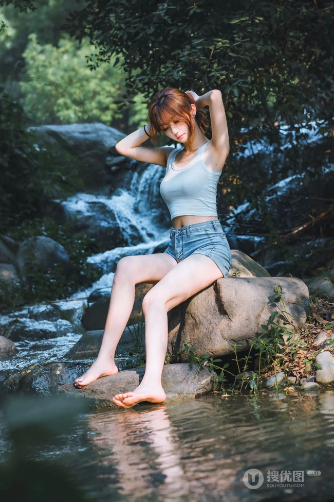 山间溪流里的美丽身影，紧身热裤女生唯美森系写真摄影图片