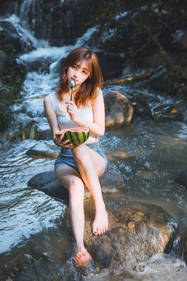山间溪流里的美丽身影，紧身热裤女生唯美森系写真摄影图片