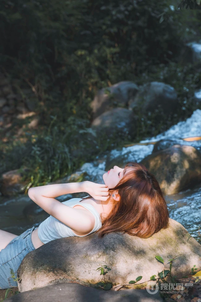 山间溪流里的美丽身影，紧身热裤女生唯美森系写真摄影图片