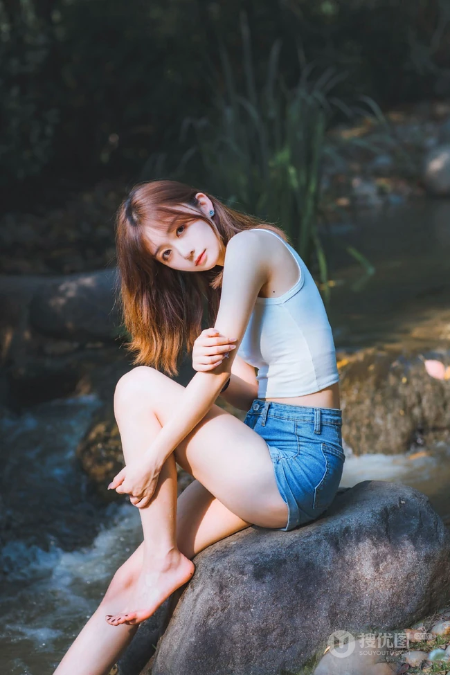 山间溪流里的美丽身影，紧身热裤女生唯美森系写真摄影图片