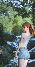 山间溪流里的美丽身影，紧身热裤女生唯美森系写真摄影图片