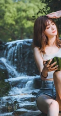 山间溪流里的美丽身影，紧身热裤女生唯美森系写真摄影图片