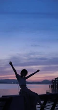 夜幕即将拉下，湖边穿着长裙的美丽女孩，你是在思念谁？