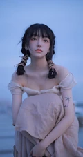 夜幕即将拉下，湖边穿着长裙的美丽女孩，你是在思念谁？
