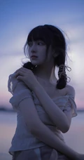 夜幕即将拉下，湖边穿着长裙的美丽女孩，你是在思念谁？