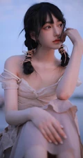 夜幕即将拉下，湖边穿着长裙的美丽女孩，你是在思念谁？
