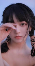 夜幕即将拉下，湖边穿着长裙的美丽女孩，你是在思念谁？