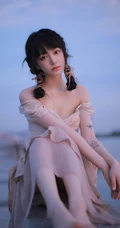 夜幕即将拉下，湖边穿着长裙的美丽女孩，你是在思念谁？