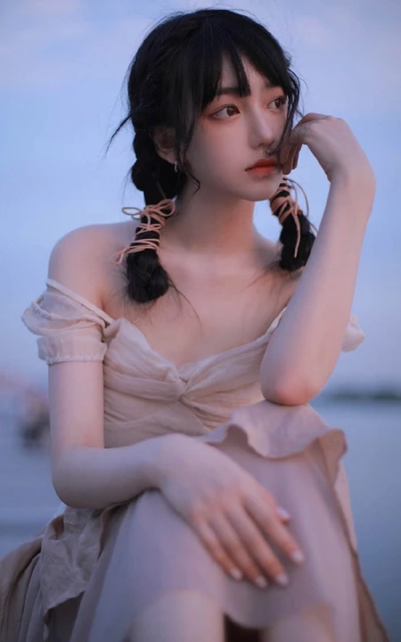 夜幕即将拉下，湖边穿着长裙的美丽女孩，你是在思念谁？