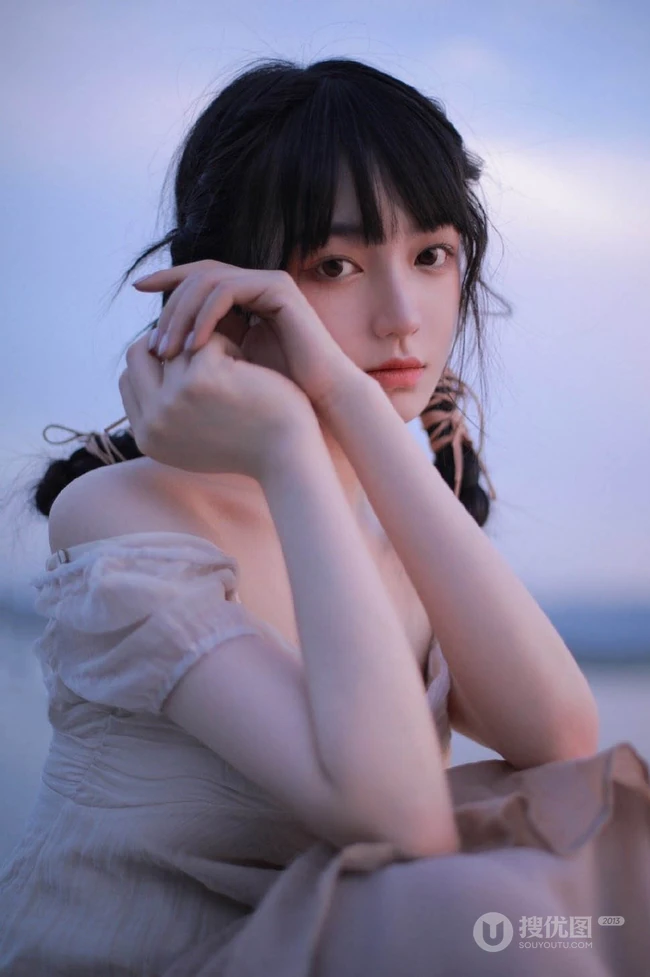 夜幕即将拉下，湖边穿着长裙的美丽女孩，你是在思念谁？