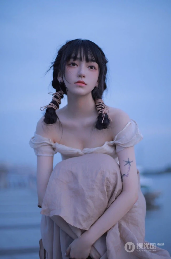 夜幕即将拉下，湖边穿着长裙的美丽女孩，你是在思念谁？