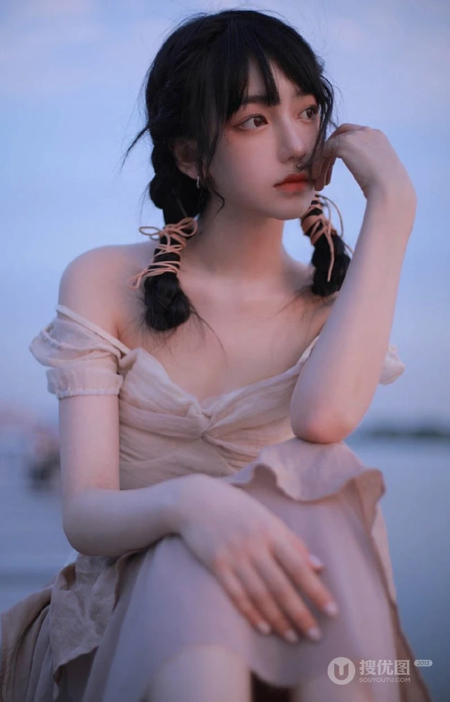 夜幕即将拉下，湖边穿着长裙的美丽女孩，你是在思念谁？