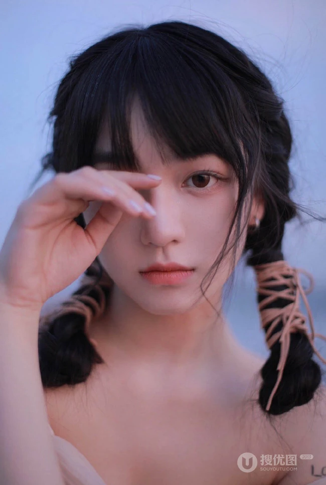夜幕即将拉下，湖边穿着长裙的美丽女孩，你是在思念谁？