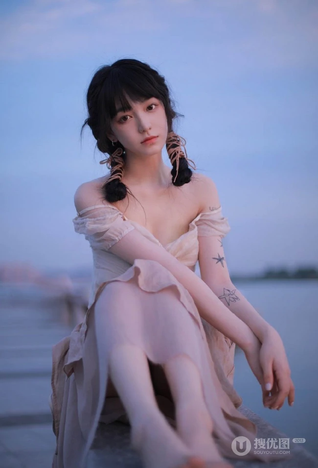 夜幕即将拉下，湖边穿着长裙的美丽女孩，你是在思念谁？