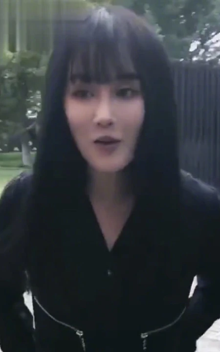 网友晒赵本山女儿&ldquo;球球&rdquo;减肥成功照片，全黑穿着身材好