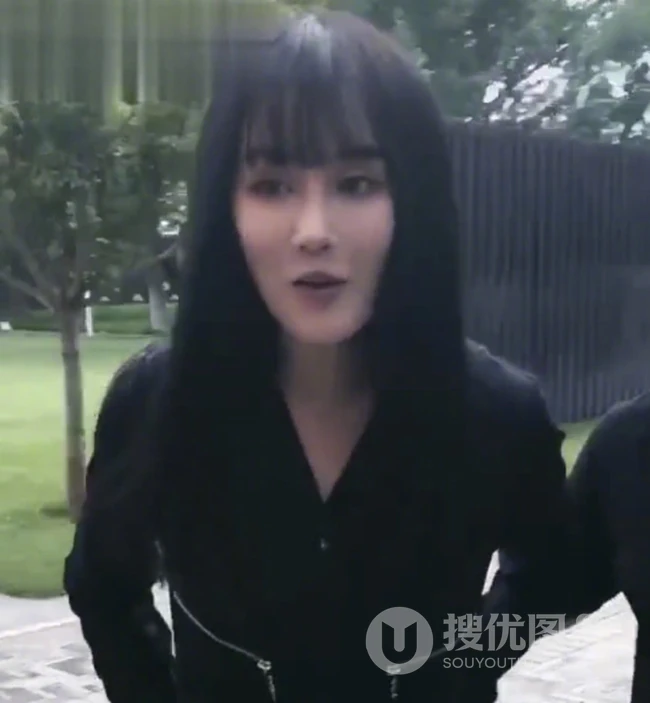 网友晒赵本山女儿&ldquo;球球&rdquo;减肥成功照片，全黑穿着身材好