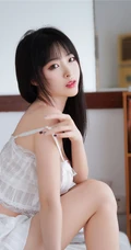 丹凤眼女生甜美清新肩带睡衣短裤气质室内气质写真图片