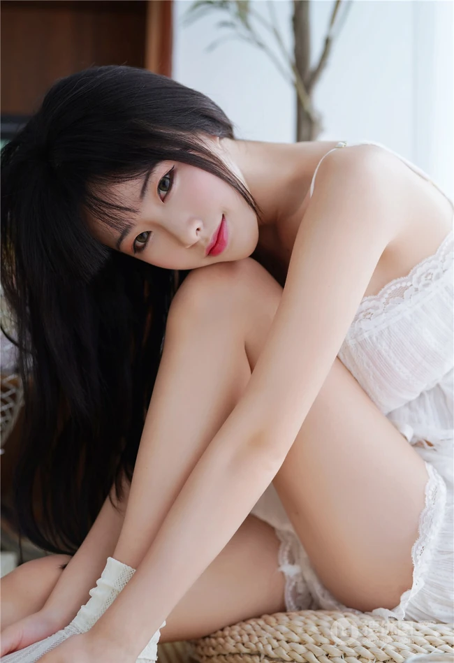 丹凤眼女生甜美清新肩带睡衣短裤气质室内气质写真图片