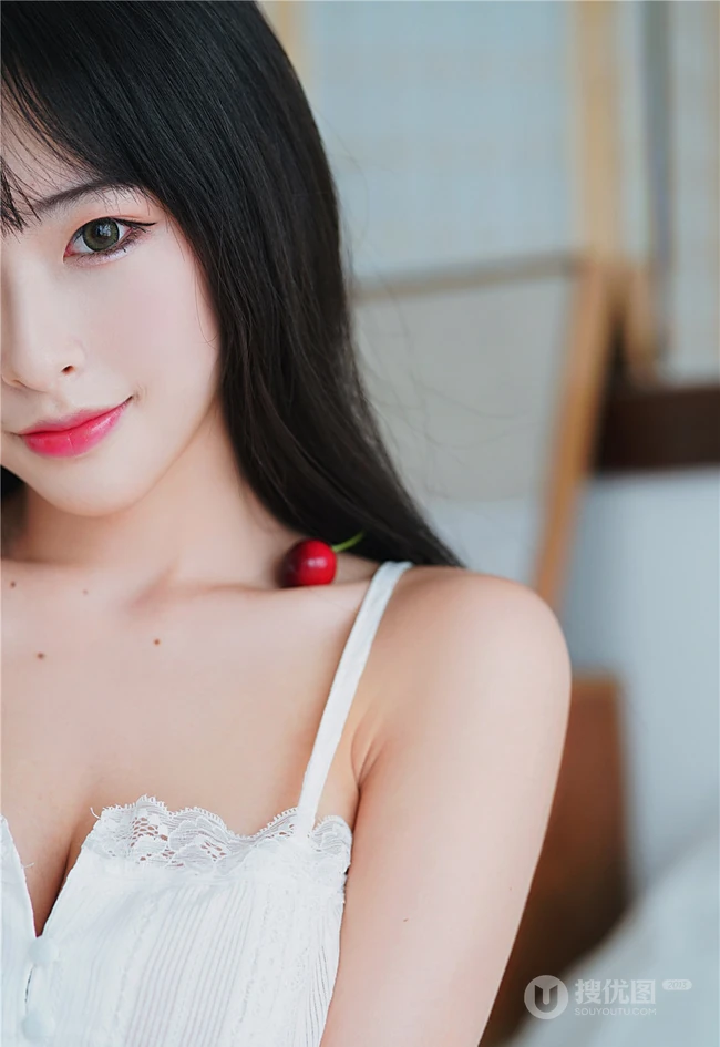 丹凤眼女生甜美清新肩带睡衣短裤气质室内气质写真图片