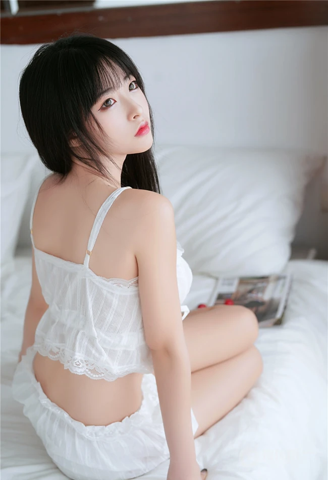 丹凤眼女生甜美清新肩带睡衣短裤气质室内气质写真图片