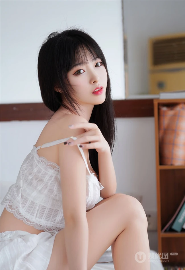 丹凤眼女生甜美清新肩带睡衣短裤气质室内气质写真图片