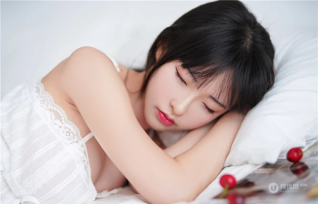 丹凤眼女生甜美清新肩带睡衣短裤气质室内气质写真图片
