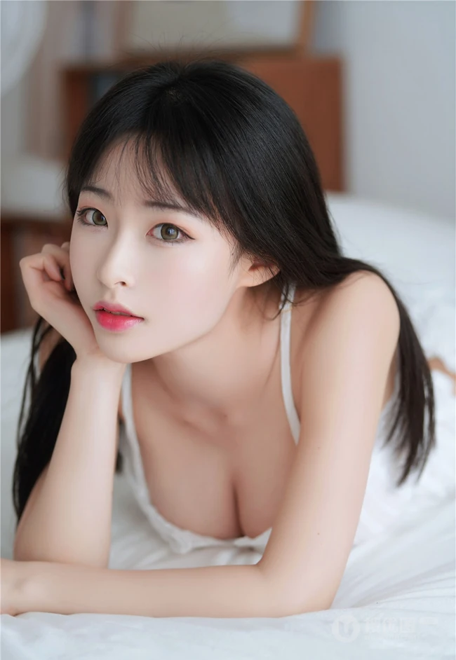 丹凤眼女生甜美清新肩带睡衣短裤气质室内气质写真图片