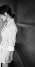 张嘉倪短发发型搭配西服短裤黑白写真图片
