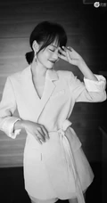 张嘉倪短发发型搭配西服短裤黑白写真图片
