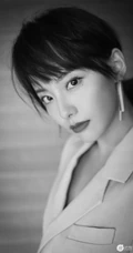 张嘉倪短发发型搭配西服短裤黑白写真图片