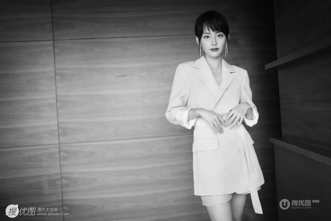 张嘉倪短发发型搭配西服短裤黑白写真图片