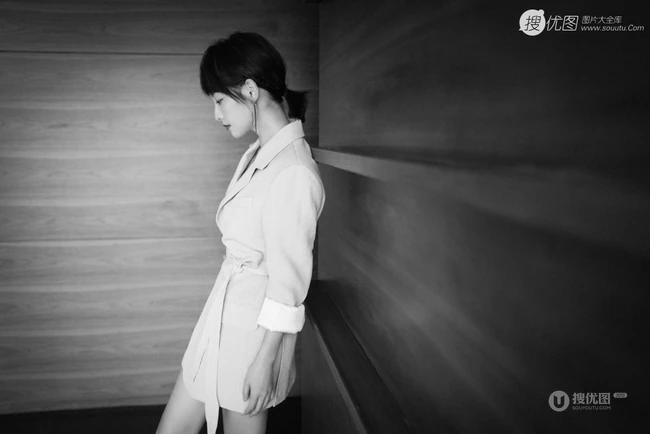 张嘉倪短发发型搭配西服短裤黑白写真图片