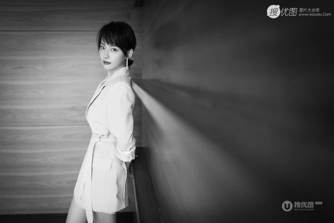 张嘉倪短发发型搭配西服短裤黑白写真图片