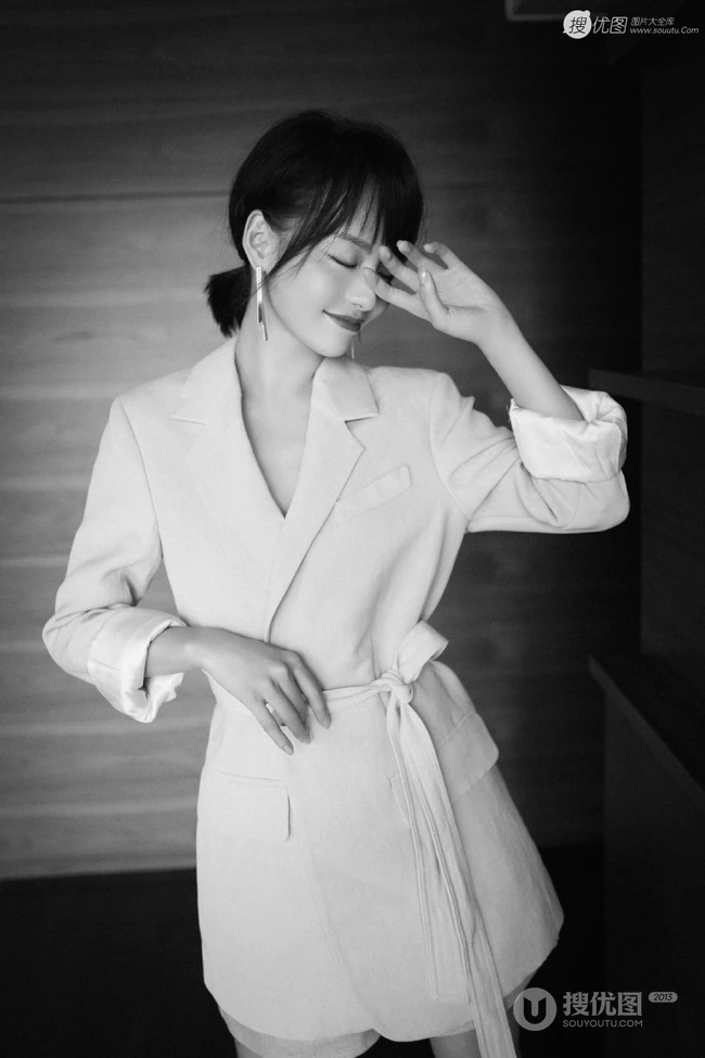 张嘉倪短发发型搭配西服短裤黑白写真图片
