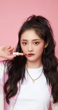 周洁琼时尚卷发发型搭配白色紧身裤化妆品广告图片