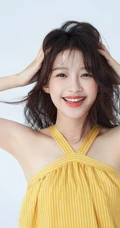 孙怡化身可爱甜女生孩，穿着肩带小黄裙清凉写真图片
