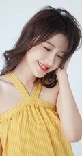 孙怡化身可爱甜女生孩，穿着肩带小黄裙清凉写真图片