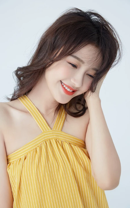 孙怡化身可爱甜女生孩，穿着肩带小黄裙清凉写真图片