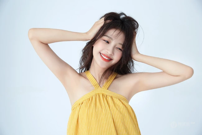 孙怡化身可爱甜女生孩，穿着肩带小黄裙清凉写真图片