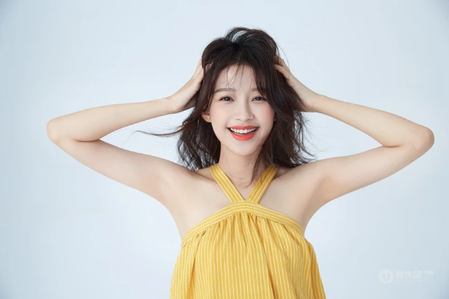 孙怡化身可爱甜女生孩，穿着肩带小黄裙清凉写真图片