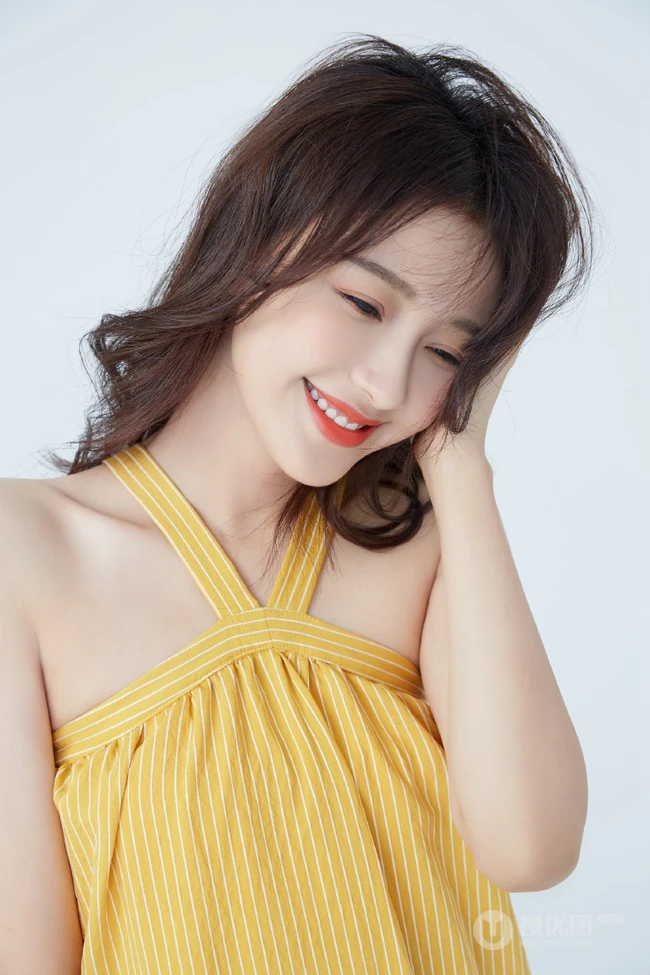 孙怡化身可爱甜女生孩，穿着肩带小黄裙清凉写真图片