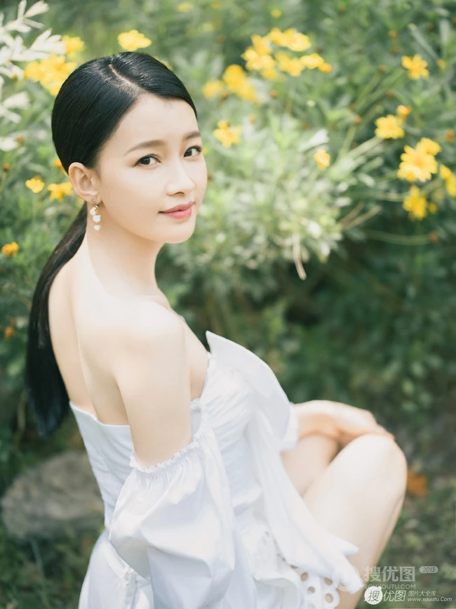 孙怡礼裙小白裙大秀美背户外清新气质图片