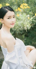 孙怡礼裙小白裙大秀美背户外清新气质图片
