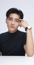 男演员古子成黑色短t朝气蓬勃写真图片