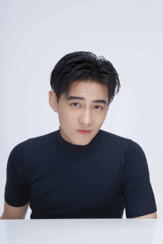 男演员古子成黑色短t朝气蓬勃写真图片